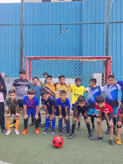 Another weekend batch photo, this time with one of our female coaches. We welcome players of all ages and skill levels.