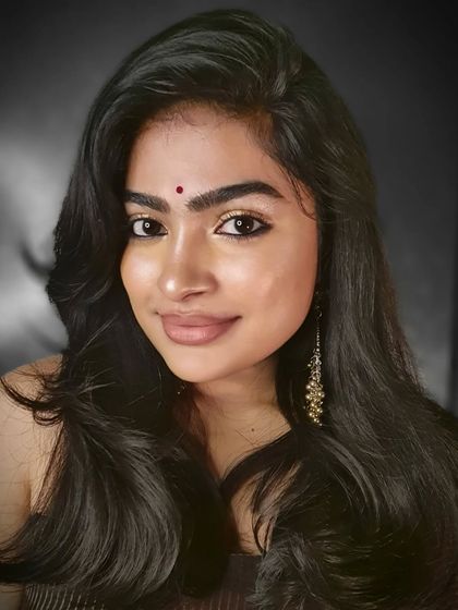 A closer look at the festive eye makeup. The gold tones on the eyelids are blended to create a soft yet glamorous effect that catches the light beautifully.