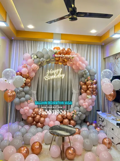 A stylish ring decoration for a home party. The balloons in grey, pink, and rose gold create a modern and chic color combination.