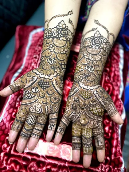 A classic bridal design featuring the couple's initials 'AS' elegantly placed on the palm, surrounded by traditional motifs.