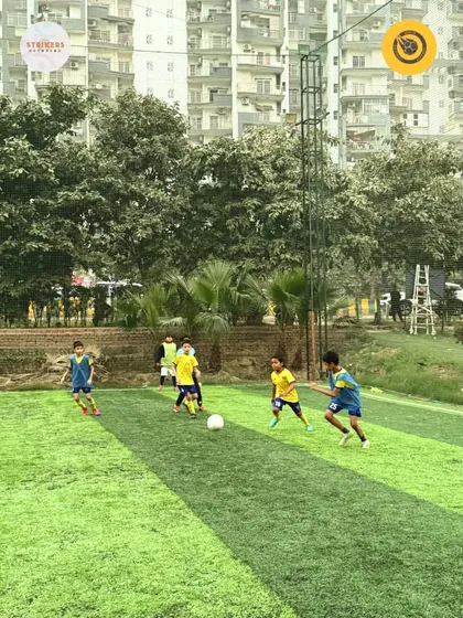 Players battling for possession during a competitive match. Our training focuses on building the strength and awareness needed for these moments.
