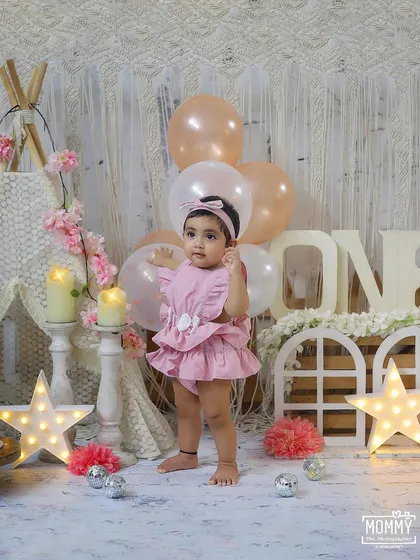 I love creating soft and dreamy setups too. This boho-chic theme with pastel pinks and whites was perfect for this little princess's first birthday portraits. 🎀
