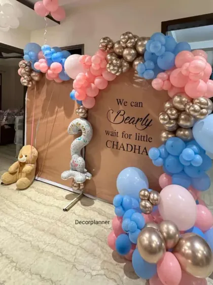 A wider view of the "We can Bearly wait" baby shower decor. The setup includes a large teddy bear and balloon clouds on the ceiling, creating an immersive and whimsical atmosphere in the home.