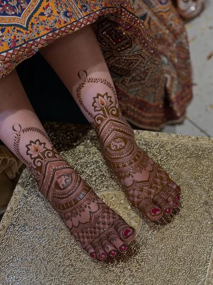 A unique foot design with a hanging lotus motif, creating an elegant and artistic look.