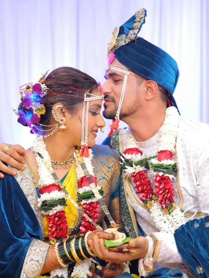 A beautiful moment from a traditional Maharashtrian wedding. I love honouring cultural details, from the intricate 'mundavalya' on her forehead to the classic jewellery, ensuring my bride feels connected to her roots.