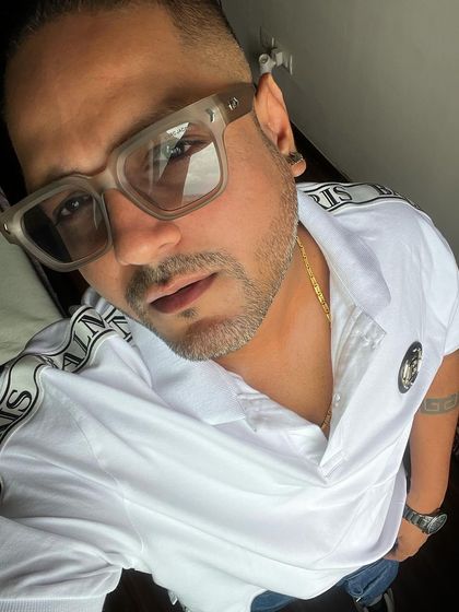 Just a casual "Oh hey there." A simple selfie to connect with my followers.