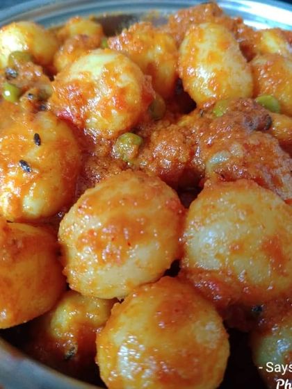 My Niramish Aloor Dom, a classic and timeless vegetarian potato curry. I make it with baby potatoes in a dry and spicy tomato-based gravy, perfect with 'phulko luchi' (puffy fried bread).