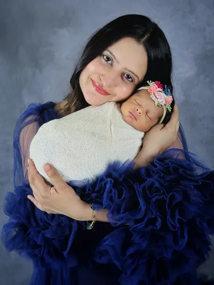 A classic mother and child portrait is simply timeless. I aim to capture the quiet, loving gaze between a mother and her newborn, preserving that deep connection in a beautiful, clean photograph.