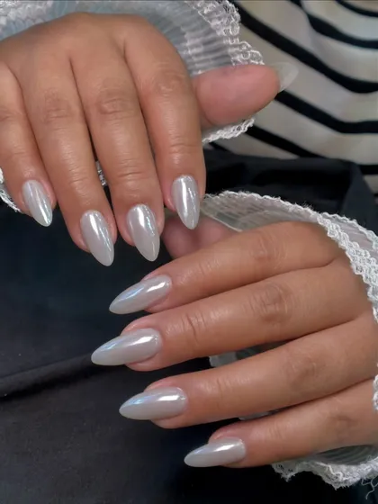 A simple yet stunning classic chrome set. The light reflects beautifully off the smooth, pointed almond shape.