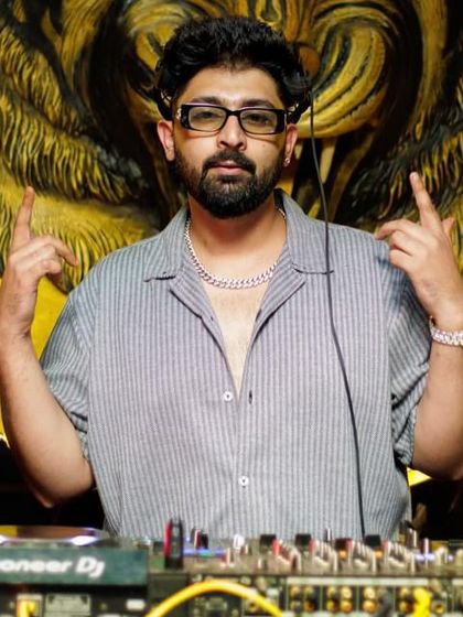 A cool pose from my Saturday night set at Badmaash.