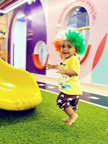 A colorful wig for a colorful day of play. This little one is ready to take on the slides and explore all the active fun Skadoosh has to offer.