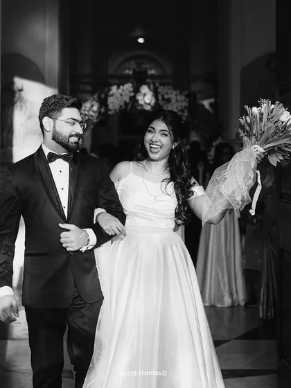 Just married! The unfiltered joy of a couple exiting the church, captured in timeless black and white. We focus on these candid, unscripted moments that truly reflect the happiness of the day.