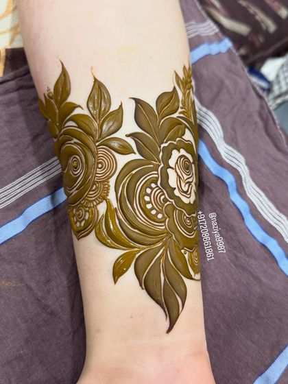 A simple and elegant floral cuff design.