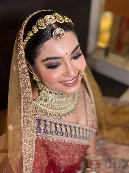 This is the kind of soft, radiant bridal glam I love creating and teaching. The focus here is on flawless skin, a gentle brown smokey eye, and a smile that shines through, showing how to achieve a stunning yet effortless look for a bride's special day.