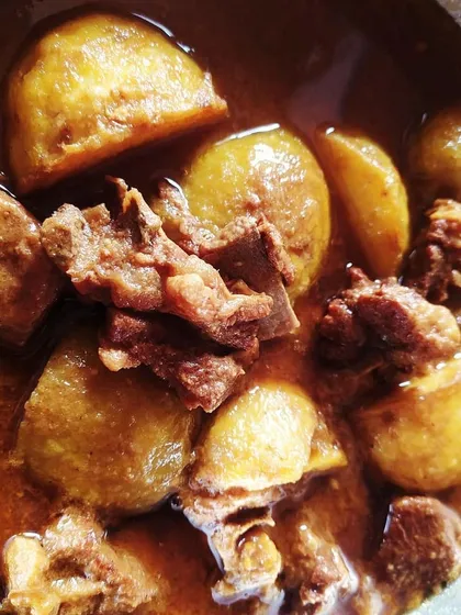 Gawrom bhaateyr shathey ei Maangsher Jhol. This mutton curry with chunky potatoes is a legitimate Sunday lunch treat. For many Bengalis, the potatoes are even more loved than the meat itself.