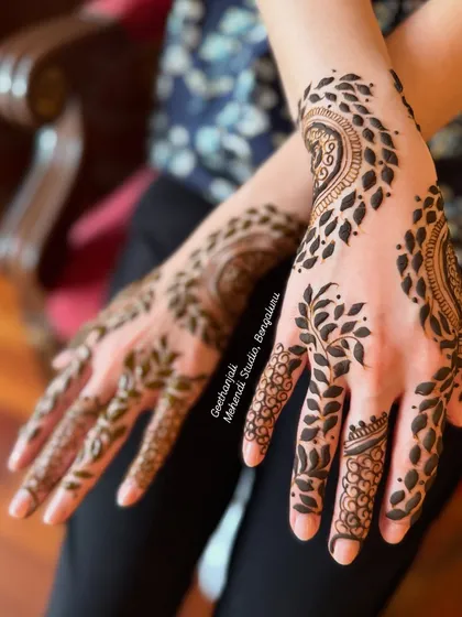 My artistry also includes modern and minimalist styles. This design features a delicate, flowing leafy vine pattern, perfect for clients who prefer a contemporary and elegant look.