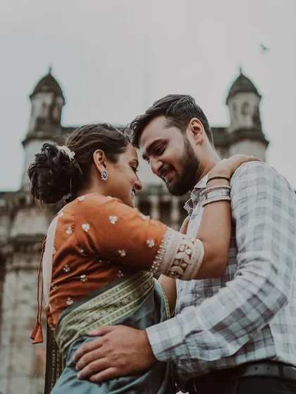 A romantic embrace with the Gateway of India as the backdrop, this pre-wedding photo is both intimate and iconic.