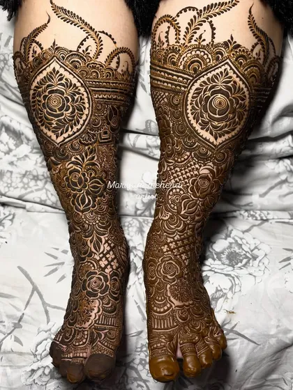 Your bridal look isn't complete without beautiful mehendi on your feet. I design elaborate patterns that extend up the leg, featuring traditional motifs like mandalas and paisleys for a classic touch.