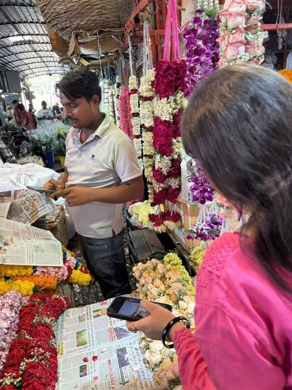 A student interacts with a vendor at the Ghazipur Flower Mandi, learning firsthand about sourcing, pricing, and bulk purchasing of flowers for events.