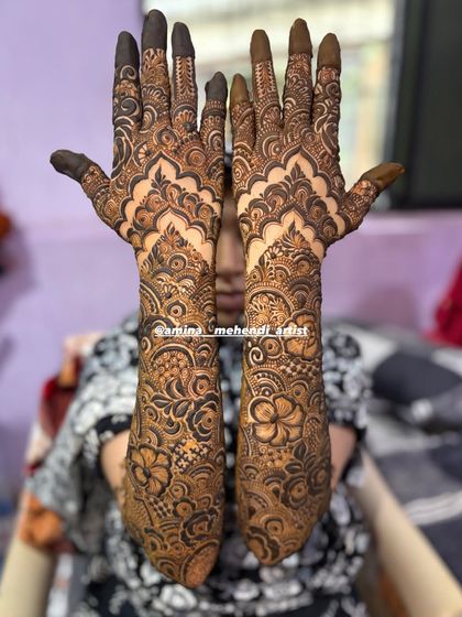 This design features beautiful scalloped patterns at the wrist, creating a cuff-like effect before transitioning into the full floral arm design.