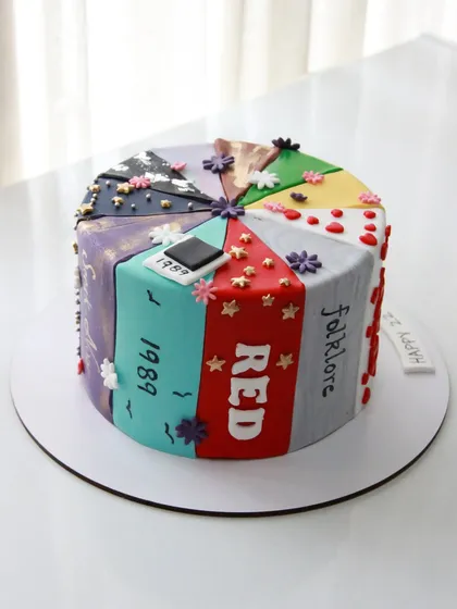 Another side of the Swiftie cake, featuring the "Red," "1989," and "Folklore" album designs.