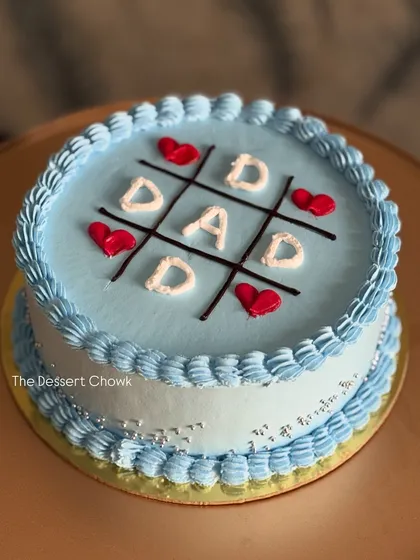 Another fun design for Dad, this time with a blue theme and a tic-tac-toe design on a fresh pineapple cake.