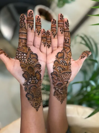 An elegant Arabic belt design. The pattern flows beautifully along the side of the hand, creating a modern and stylish look.