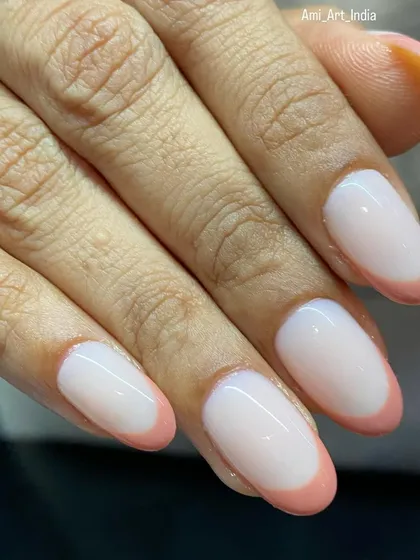 Simple and clean peach-colored French tips. This is a perfect everyday look that is both elegant and understated.