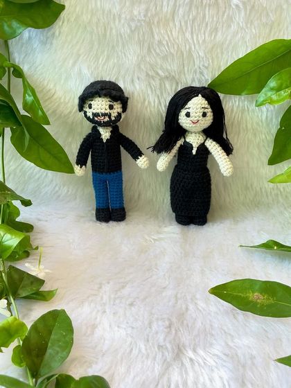 This family portrait in crochet features a couple and their sweet beagle. The dolls are attached to a solid wood base, making them a perfect display piece for your home.