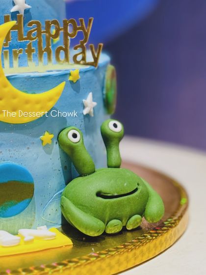 A close-up of the cute, googly-eyed alien I made from fondant for the space-themed cake. It's all in the details.
