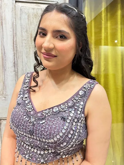 This look proves that you don't need heavy makeup to look glamorous. A flawless base, defined eyes, and a natural lip color are all you need to shine.