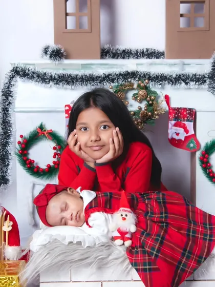 Another beautiful moment from our Christmas mini-session, with the older sister looking at the camera while her baby sister sleeps peacefully beside her.