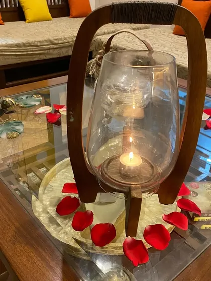 The ambiance of Swa is central to the experience. A simple candle and fresh rose petals set the stage for a calming ritual, inviting you to leave your worries at the door.