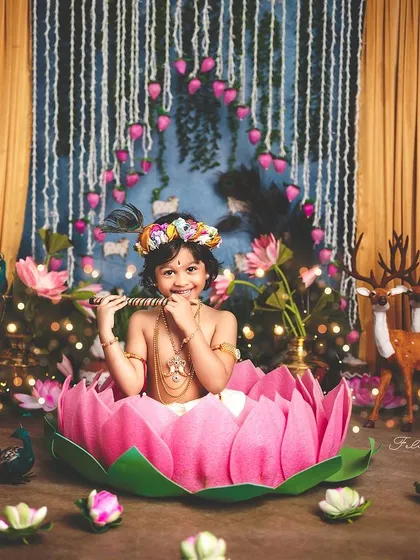 Celebrating culture and tradition is so special. This little one, dressed as Krishna for Janmashtami, brought such divine energy to the studio. I love creating these elaborate, meaningful setups for festive mini sessions.