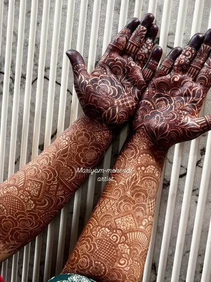 The proof of good mehendi is in the stain. I use only my own freshly made, 100% organic henna cones, which guarantee this kind of deep, rich, and long-lasting colour.