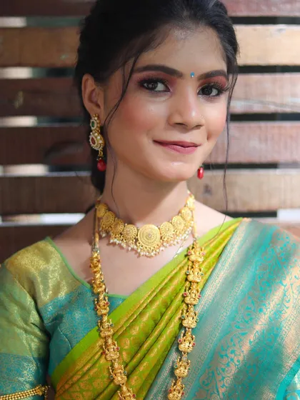 This South Indian inspired look features temple jewelry and a beautiful Kanjeevaram saree, paired with makeup that is both traditional and fresh.