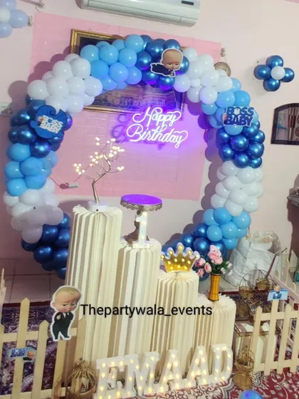 A Boss Baby ring decoration, perfect for a home party. The blue and white balloon ring with a "Happy Birthday" neon sign creates a great photo spot.