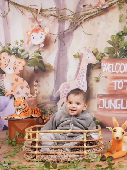 A happy roar from the king of the jungle. The illustrated backdrop and plush animals create a safe and fun environment for this theme.