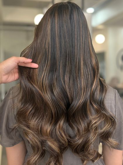 Subtle highlights for a major glow-up. This look is all about soft, blended color and luxurious waves.