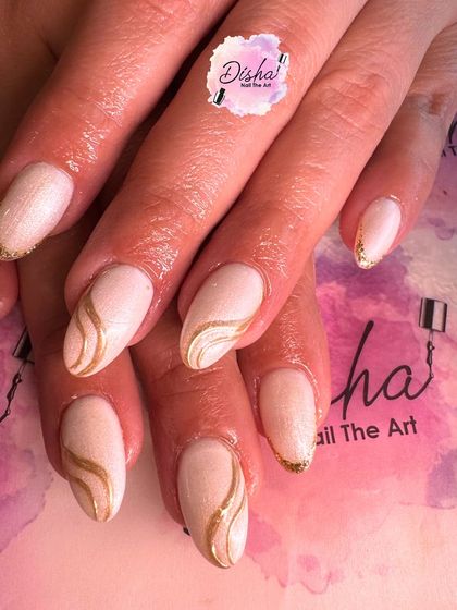 A recap of our previous week's nail art. This set features elegant swirls of gold on a pearlescent base.