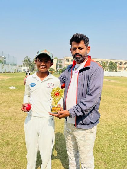 Shatrudhan receiving his award for his 5-wicket haul.