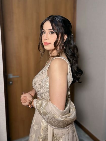 As fresh as a daisy. This morning engagement look is all about soft features, glowing skin, and a youthful radiance.