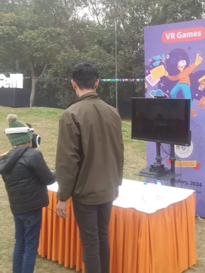 I bring the latest in entertainment with VR game setups. This station is perfect for engaging teens and adults at corporate family days or tech-themed birthday parties, offering a unique virtual reality experience.