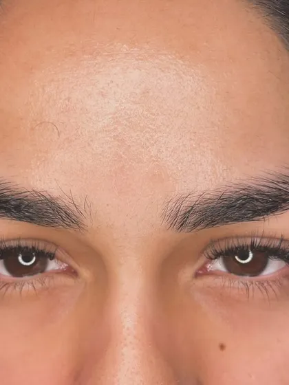 This full view shows how a natural mascara set beautifully frames the face. The lashes are balanced and symmetrical, enhancing the eyes without overpowering them.