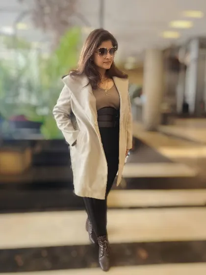 Monotone dressing is my secret for instant elegance. This look, built with different shades and textures of brown, shows how a single color palette can create a streamlined, sophisticated silhouette that is both powerful and effortlessly chic.