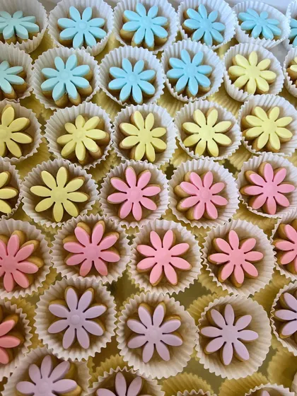 Another beautiful creation for Louis Vuitton. These are mini tarts with a buttery crust and a smooth filling, topped with pastel-colored fondant flowers.
