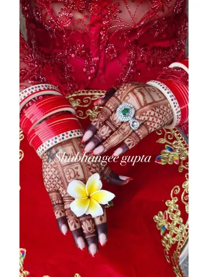 Another look at this gorgeous Karwachauth mehndi stain. The deep red color of the henna looks stunning against the bride's festive attire.