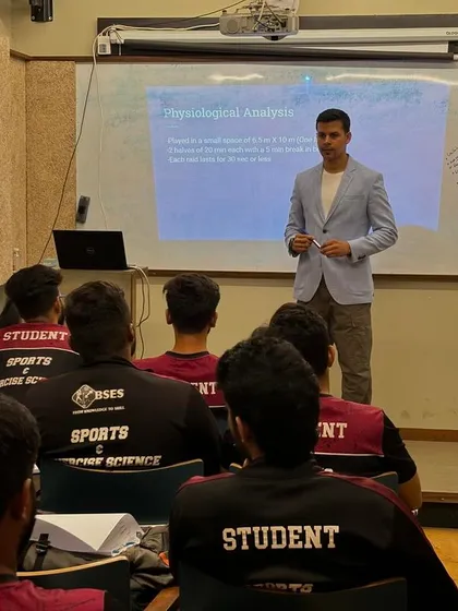 From the trenches to the classroom. Sharing practical insights from my work with professional athletes with students of sports science.