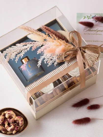 A closer look at our beautifully packaged hamper, showing the clear acrylic box and elegant dried flower arrangement on top. It’s all about the unboxing experience.