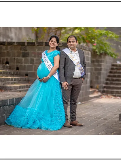 Wearing "Mom to be" and "Dad to be" sashes is a fun way to celebrate your new roles.